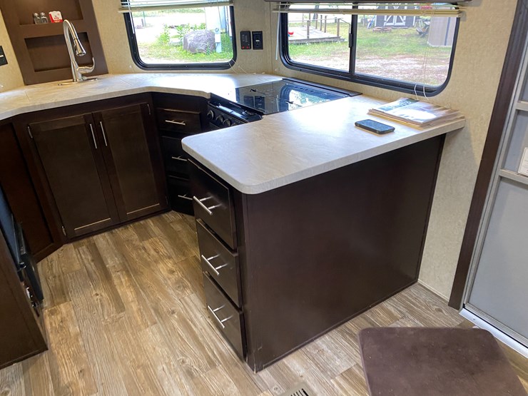#3304-•-2016-cherokee-limited-274vfk-camper-(has-wi-title)-(three-lakes,-wi)-image-23