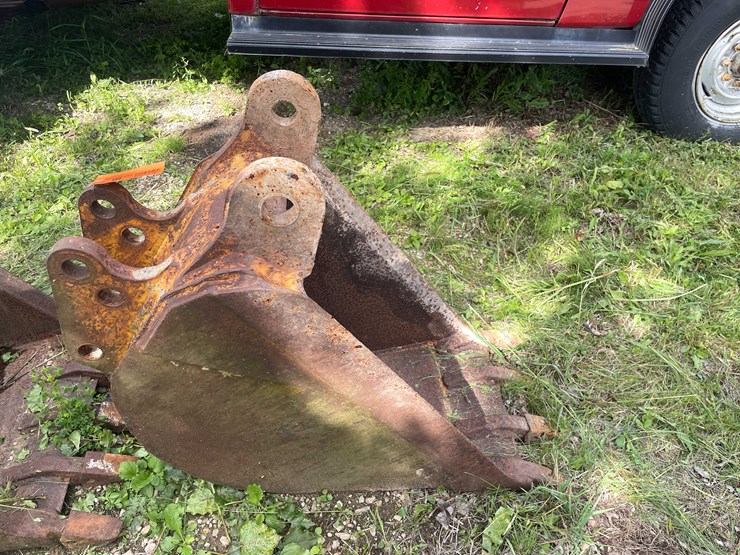 #1138-•-4-tooth-backhoe-bucket-image-4