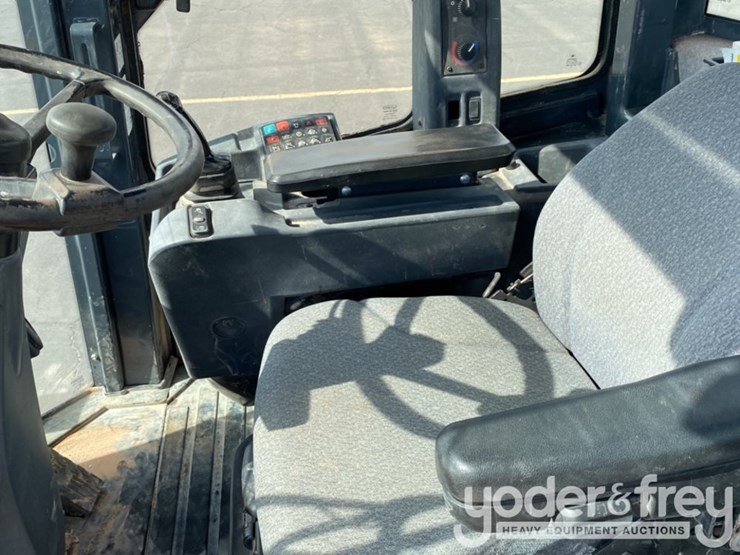 2018-deere-624k-image-28