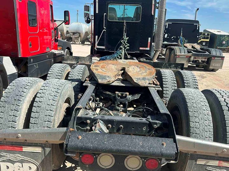 2011-kenworth-t800-image-4