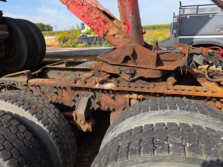 #2262-•-2007-volvo-semi-tractor-&-hilbilt-mfg.-trailer-(sheboygan,-wi)-image-11