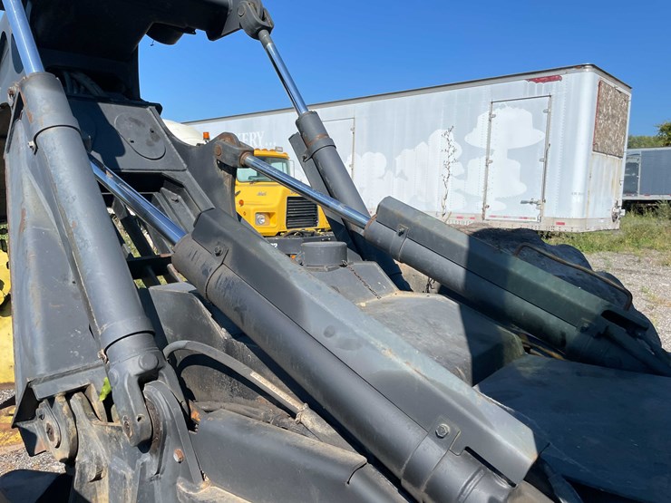 2000-john-deere-660-image-23