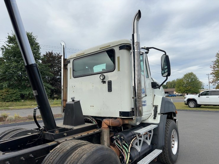2014-caterpillar-ct660-image-19