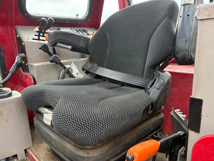 case-international-farmall-120c-4x4-tractor-image-18