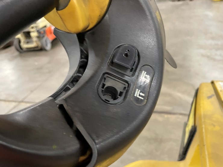 #8012-•-yale-electric-walk-behind-forklift-image-7