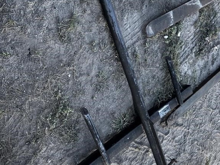 removable-bale-spike-for-tractor-bucket.-image-2