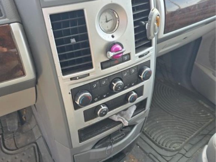 2010-chrysler-town-&-country-image-15