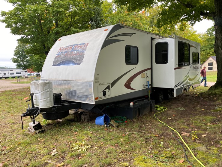 #3300-•-2012-north-trail-caliber-26lrss-camper-(has-mi-title)-(three-lakes,-wi)-image-1