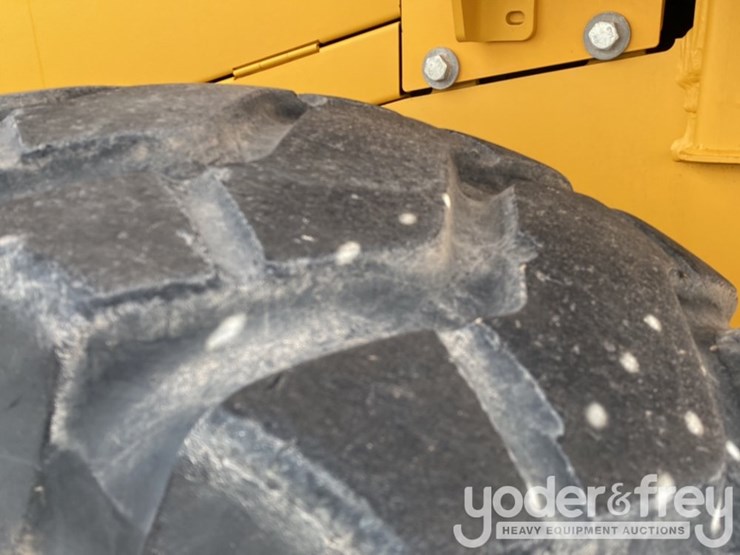2018-deere-624k-image-19
