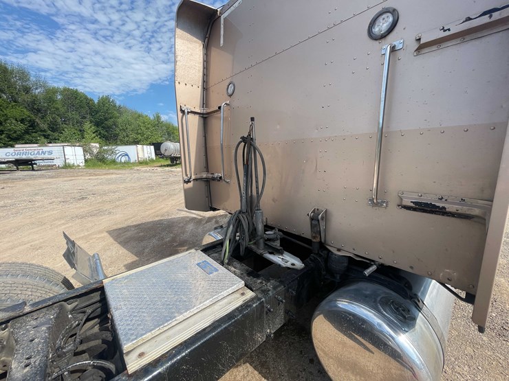 2004-peterbilt-379-image-14