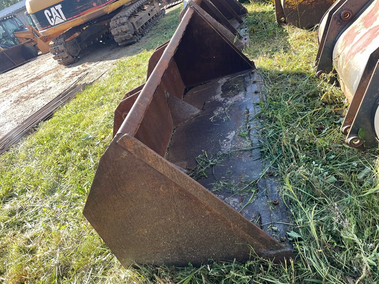 #1149-•-front-loader-bucket-attachment-image-4