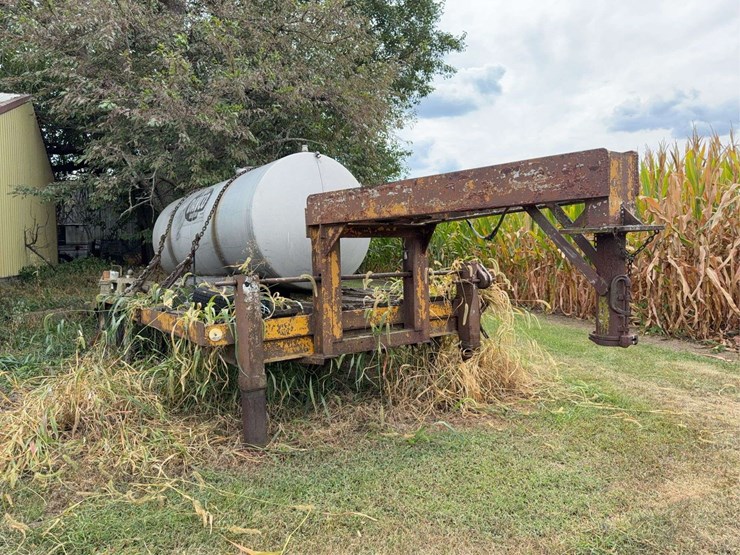 gooseneck-trailer-with-tank-image-2