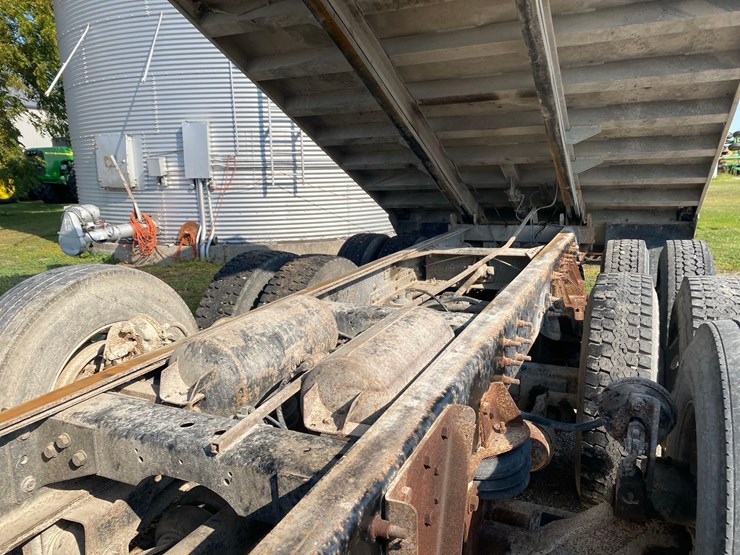 2002-ih-9200i-quad-axle-dump-truck-image-48