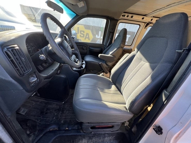 2002-gmc-3500-image-23