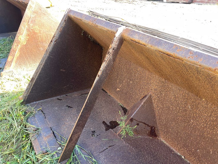 #1148-•-front-loader-bucket-attachment-image-9
