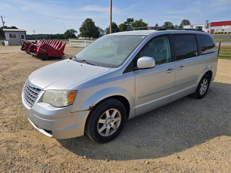 2010-chrysler-town-&-country-image-1
