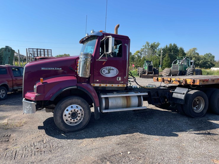 #2270-•-2011-western-star-semi-tractor-(has-wi-title)-(forestville,-wi)-image-2