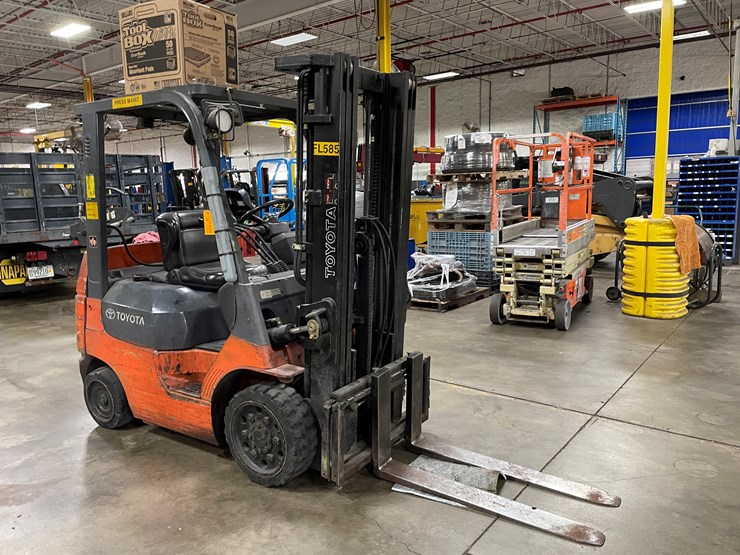 #8017-•-toyota-lp-powered-forklift-image-2