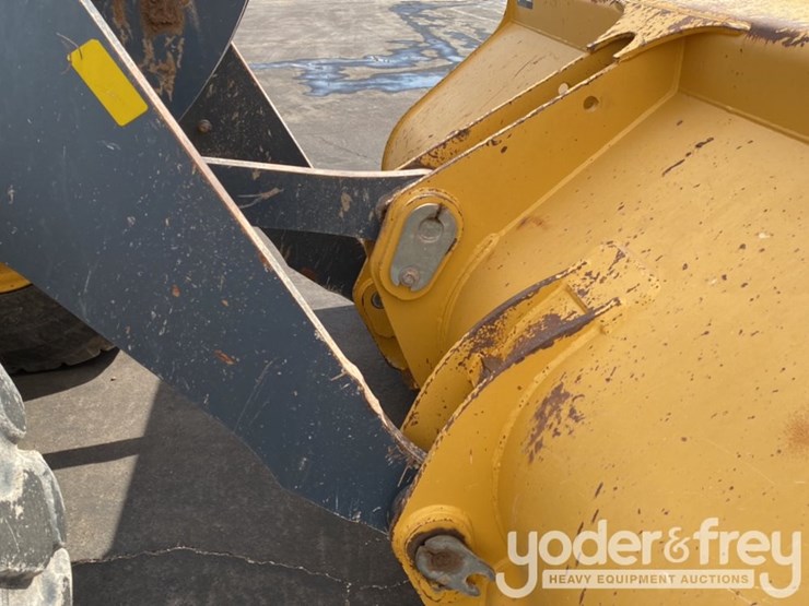 2018-deere-624k-image-17