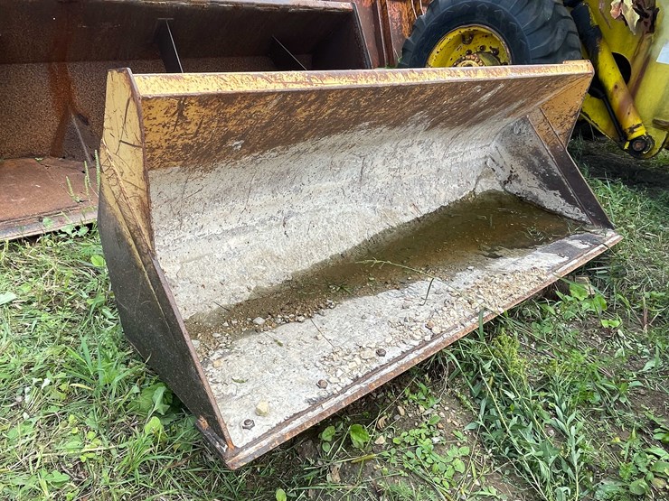 #1143-•-front-loader-bucket-attachment-image-3