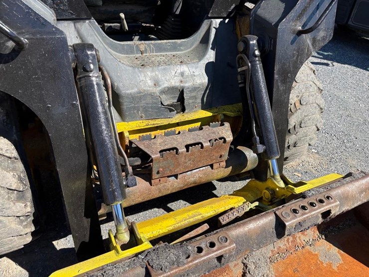 2012-deere-320d-image-6