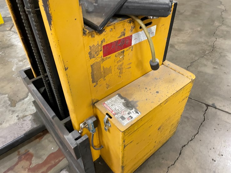 #8015-•-big-joe-electric-walk-behind-forklift-image-11
