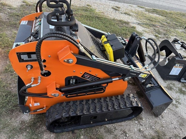 land-hero,-ldh-t460xx,-stand-on-skid-steer.-image-3