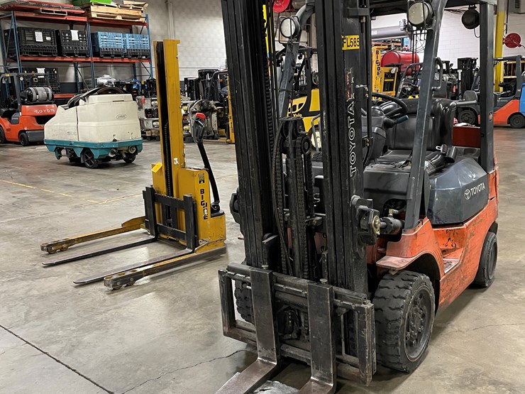 #8017-•-toyota-lp-powered-forklift-image-1