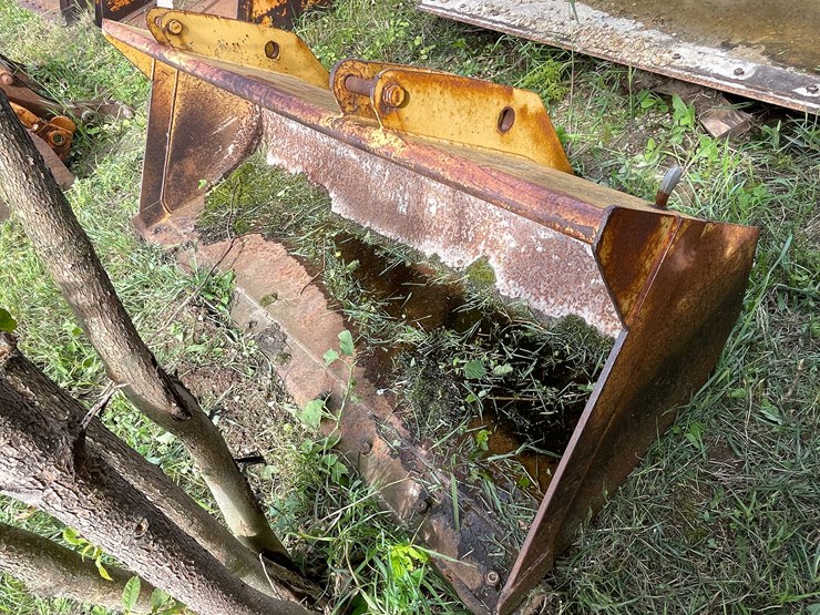 #1144-•-front-loader-bucket-attachment-image-1