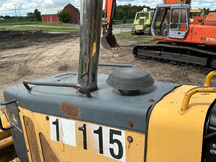 2002-deere-700h-image-56