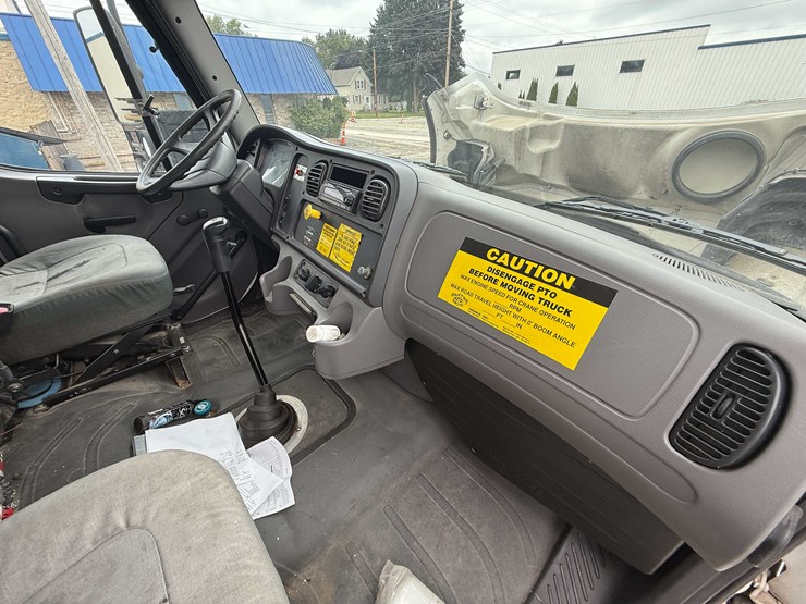 #2500-•-2005-freightliner-boom-truck-(has-wi-title)-(seymour,-wi)-image-93