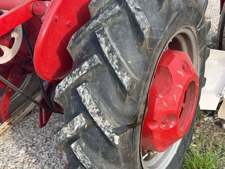 farmall-140-with-belly-mower-image-28
