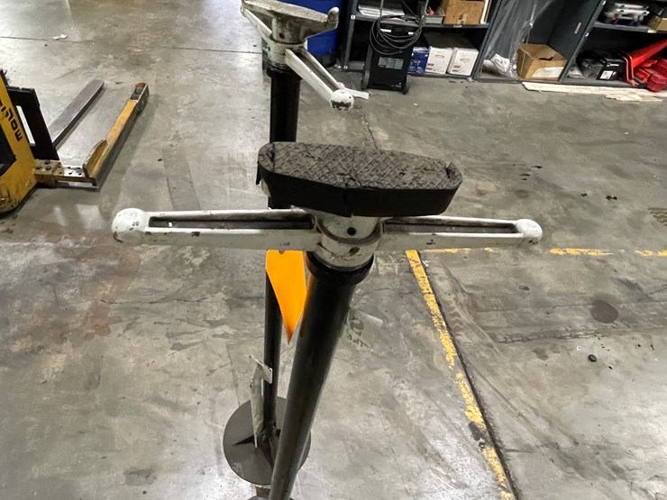 #8020-•-(2)-adjustable-height-screw-jacks-image-5