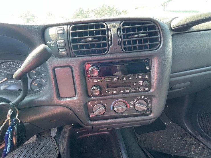 2004-chevrolet-s10-image-16