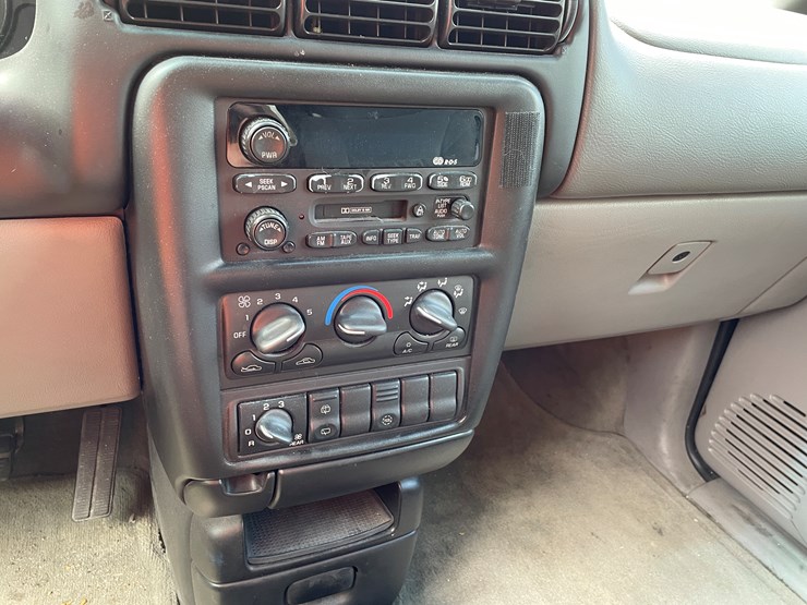 #8008-•-2000-chevy-venture-ls-van-(with-wi-title)-image-20
