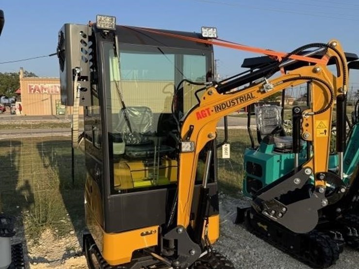 agt,-qk18rsx-c,-15hp-gas-powered,-enclosed-cab,-image-1