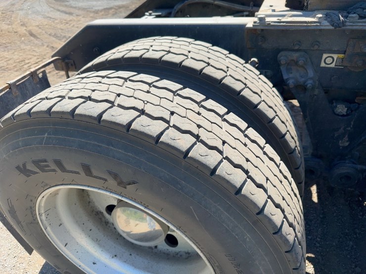 2015-kenworth-t800-image-16