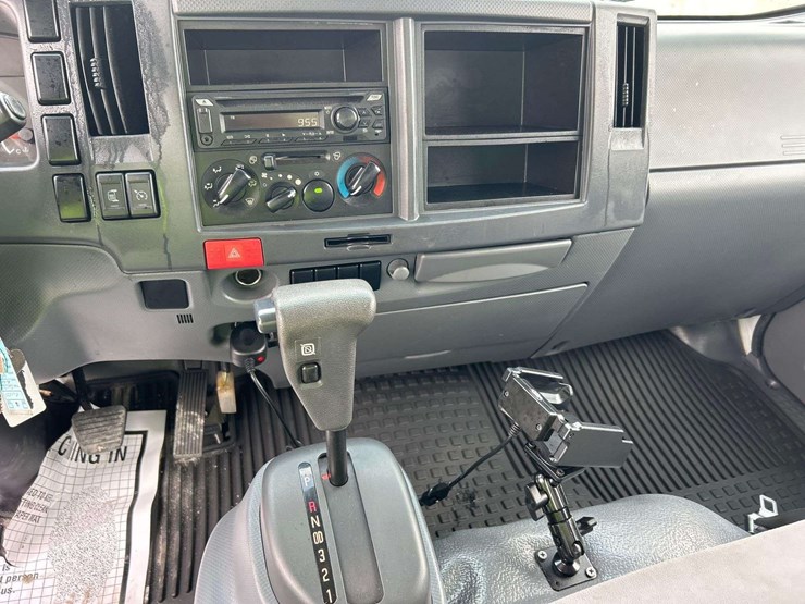 2022-isuzu-npr-image-17