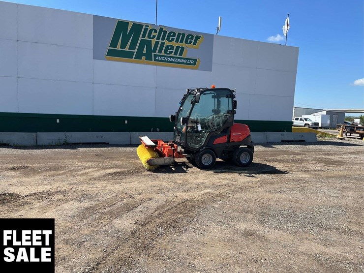 2020-husqvarna-p525d-sweeper-image-1
