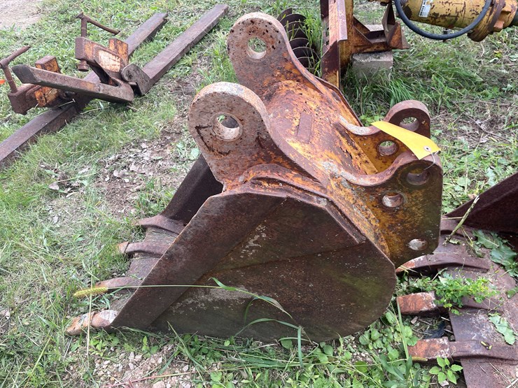 #1138-•-4-tooth-backhoe-bucket-image-8