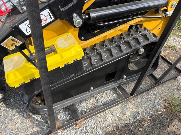 agt-mx-crt23-compact-track-loader-image-4