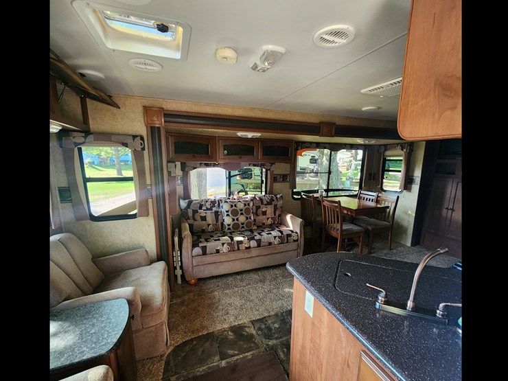#3300-•-2012-north-trail-caliber-26lrss-camper-(has-mi-title)-(three-lakes,-wi)-image-33