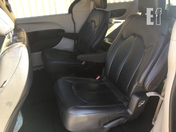 2017-chrysler-pacifica-image-9