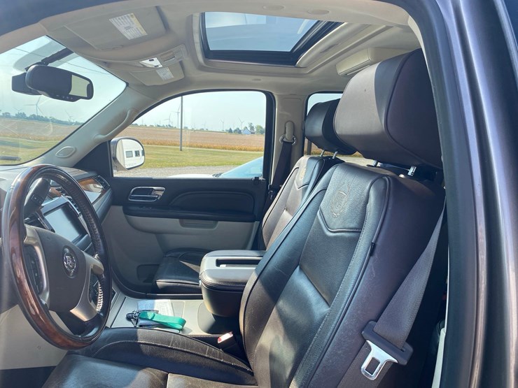 2013-cadillac-escalade-image-20