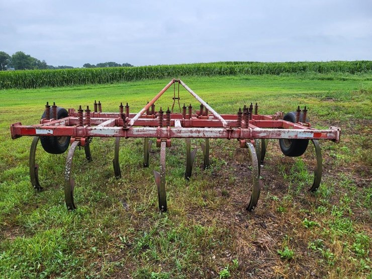 white-12-shank-chisel-plow-image-4