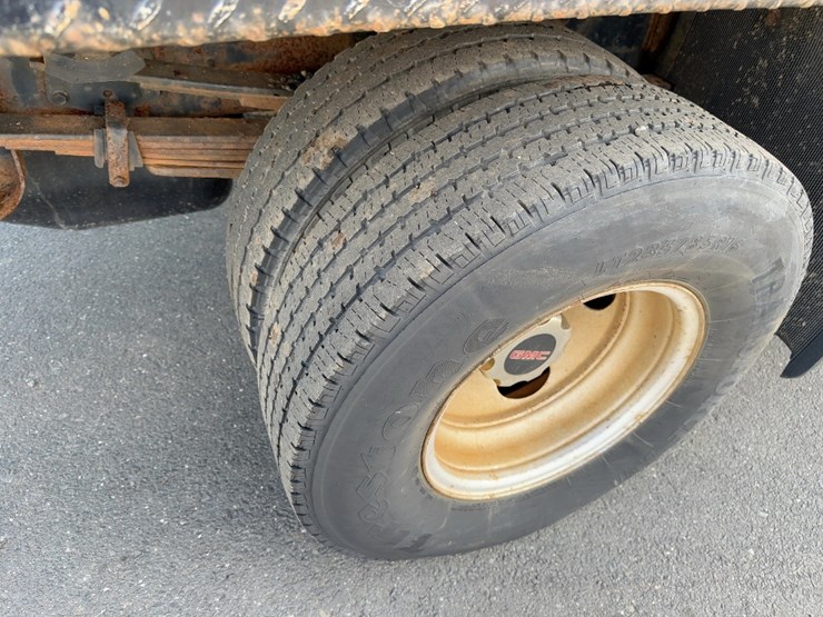 2004-gmc-3500-image-9