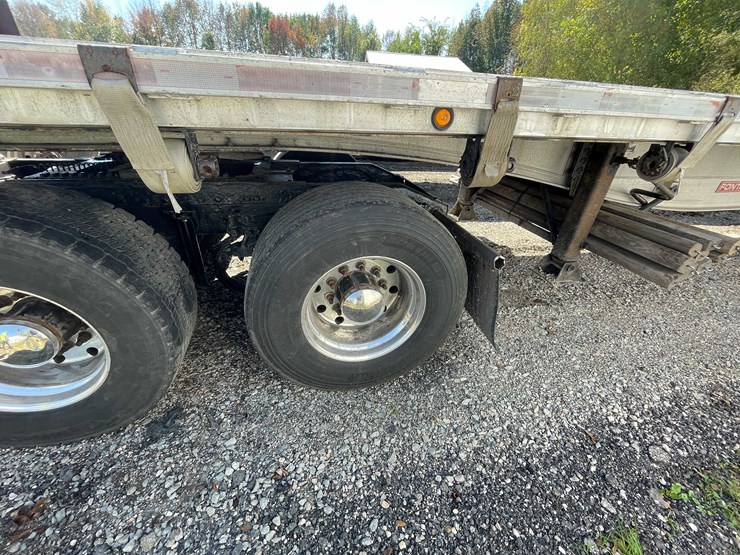2004-peterbilt-379-image-45