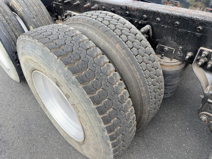 2014-caterpillar-ct660-image-16