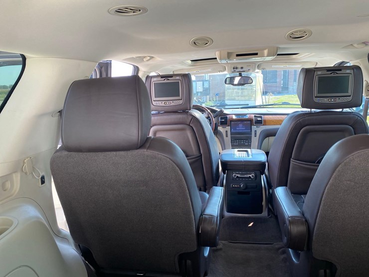 2013-cadillac-escalade-image-34