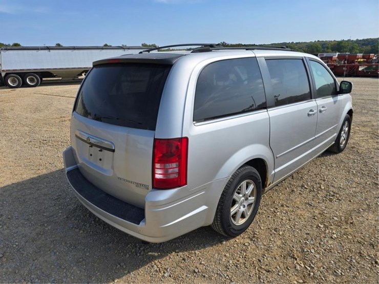 2010-chrysler-town-&-country-image-5